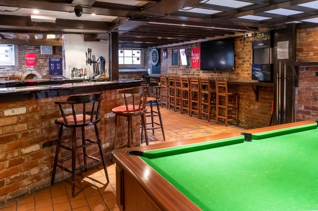 The Crown Hotel Алтон Екстериор снимка